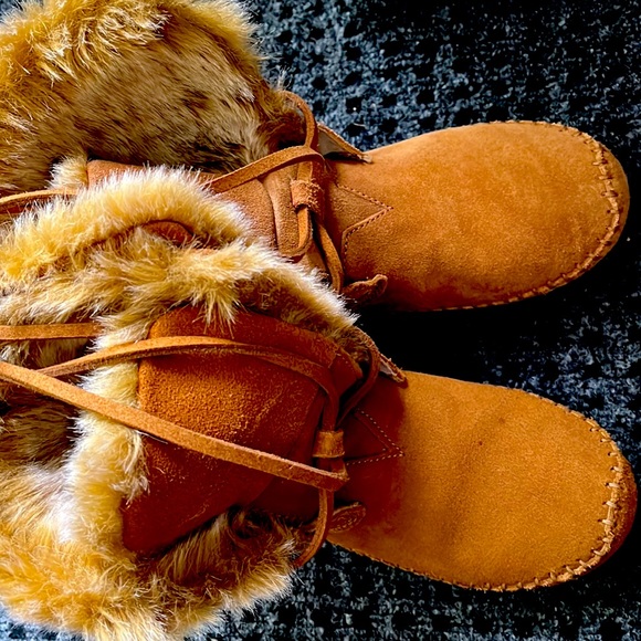 Toms size 5 1/2 suede mid boots with faux fur in excellent condition - Picture 4 of 5